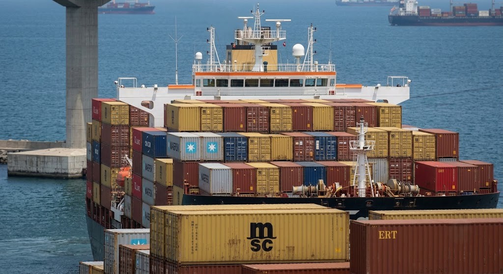 Porte-conteneurs chargé de marchandises organisées par un commissionnaire de transport
